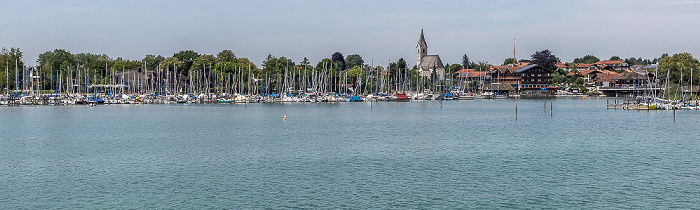 Chiemsee Seebruck mit dem Yachthafen Seebruck und der Kirche St. Thomas und St. Stephan