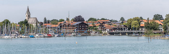 Seebruck mit dem Yachthafen Seebruck und der Kirche St. Thomas und St. Stephan Chiemsee