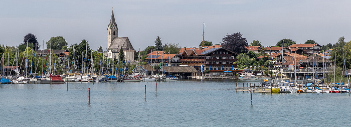 Seebruck mit dem Yachthafen Seebruck und der Kirche St. Thomas und St. Stephan Chiemsee