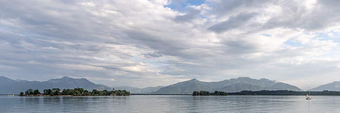 Fraueninsel (links), Krautinsel (Mitte), Herreninsel (rechts), Chiemgauer Alpen (im Hintergrund) Chiemsee