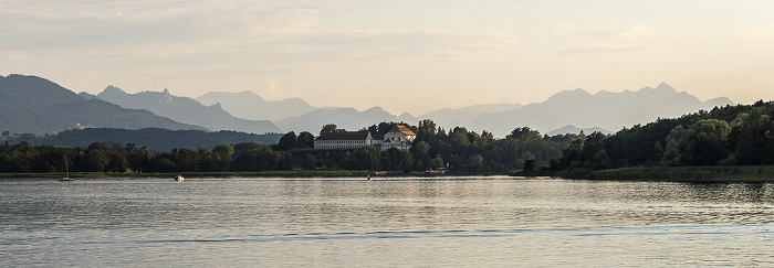 Chiemsee Herreninsel mit Kloster Herrenchiemsee, Chiemgauer Alpen