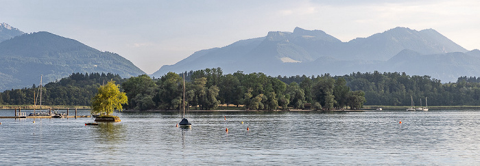 Chiemsee Von vorne: Insel Schalch (mit einer Weide), Krautinsel, Herreninsel, Chiemgauer Alpen