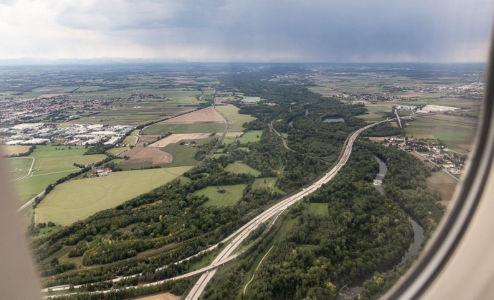 Landkreis Freising Bayern - Landkreis Feising: Bundesautobahn A 92, Isarauen, Isar 2023-08-25 Flug DLH2508 München Franz Josef Strauß (MUC/EDDM) - Birmingham (BHX/EGBB) Achering Autobahndreieck München Flughafen Hallbergmoos Luftbild aerial photo