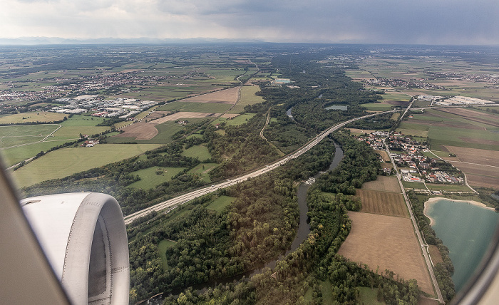 Landkreis Freising Bayern - Landkreis Feising: Bundesautobahn A 92, Isarauen, Isar 2023-08-25 Flug DLH2508 München Franz Josef Strauß (MUC/EDDM) - Birmingham (BHX/EGBB) Achering Hallbergmoos Luftbild aerial photo