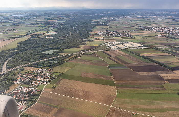 Landkreis Freising Bayern - Landkreis Feising: Bundesautobahn A 92, Isarauen, Isar 2023-08-25 Flug DLH2508 München Franz Josef Strauß (MUC/EDDM) - Birmingham (BHX/EGBB) Achering Anschlussstelle Freising-Süd Mintraching Neufahrn bei Freising Luftbild aerial photo