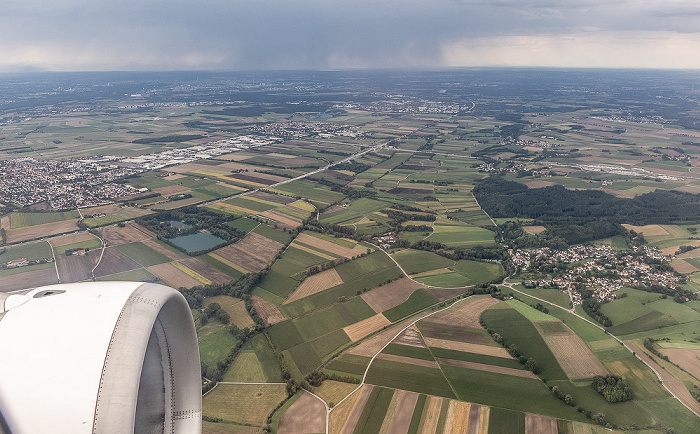 Bayern - Landkreis Freising 2023-08-25 Flug DLH2508 München Franz Josef Strauß (MUC/EDDM) - Birmingham (BHX/EGBB) Autobahnkreuz Neufahrn Bundesautobahn A 9 Bundesautobahn A 92 Eching Fürholzen Massenhausen Neufahrn bei Freising Luftbild aerial photo