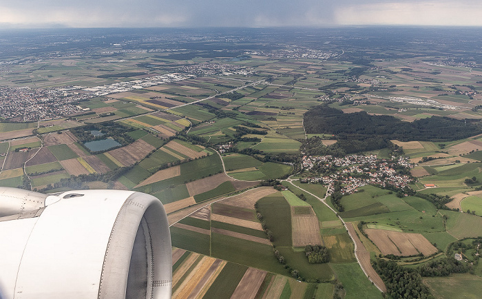 Bayern - Landkreis Freising 2023-08-25 Flug DLH2508 München Franz Josef Strauß (MUC/EDDM) - Birmingham (BHX/EGBB) Autobahnkreuz Neufahrn Bundesautobahn A 9 Bundesautobahn A 92 Eching Fürholzen Massenhausen Neufahrn bei Freising Luftbild aerial photo