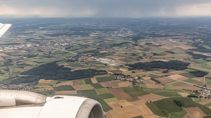 Bayern - Landkreis Freising (unten), Landkreis München (links oben), Landkreis Dachau (rechts oben) 2023-08-25 Flug DLH2508 München Franz Josef Strauß (MUC/EDDM) - Birmingham (BHX/EGBB) Autobahnkreuz Neufahrn Autobahnraststätte Fürholzen (Ost) Autobahnraststätte Fürholzen (West) Bundesautobahn A 9 Eching Fürholzen Günzenhausen Massenhausen Luftbild aerial photo