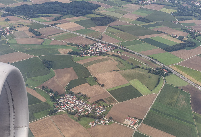 Bayern - Landkreis Freising: Gesseltshausen (unten), Großeisenbach, Bundesautobahn A 9 2023-08-25 Flug DLH2508 München Franz Josef Strauß (MUC/EDDM) - Birmingham (BHX/EGBB) Luftbild aerial photo