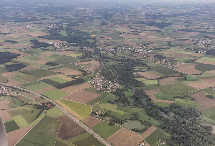 Bayern - Landkreis Freising: Amper, Fahrenzhausen 2023-08-25 Flug DLH2508 München Franz Josef Strauß (MUC/EDDM) - Birmingham (BHX/EGBB) Bundesautobahn A 9 Weng Luftbild aerial photo