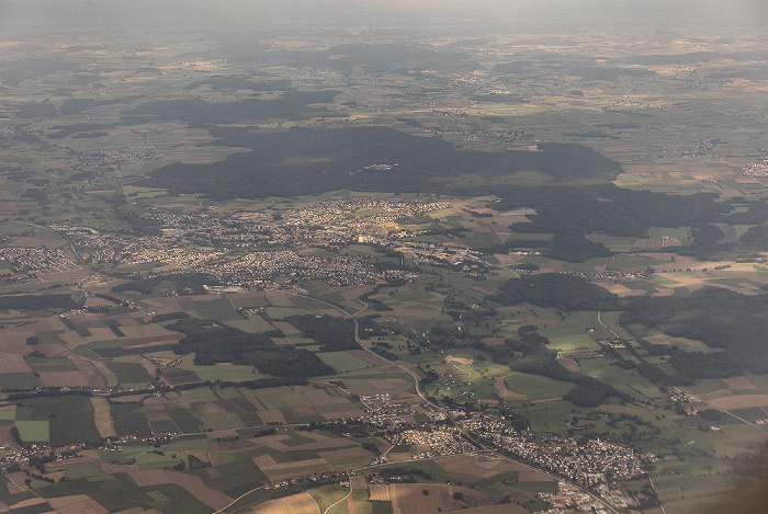 Bayern - Landkreis Neuburg-Schrobenhausen: Waidhofen (rechts unten), Schrobenhausen (Bildmitte) 2023-08-25 Flug DLH2508 München Franz Josef Strauß (MUC/EDDM) - Birmingham (BHX/EGBB) Luftbild aerial photo