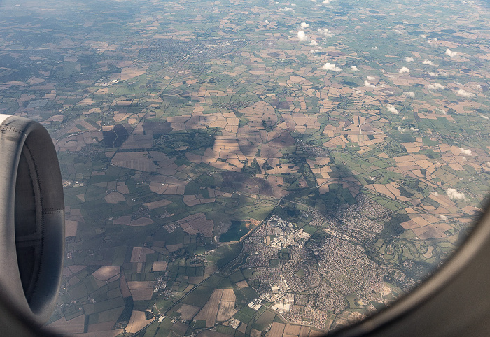 South East England - Bedfordshire (unten), Buckinghamshire 2023-08-25 Flug DLH2508 München Franz Josef Strauß (MUC/EDDM) - Birmingham (BHX/EGBB) Leighton-Linslade Luftbild aerial photo