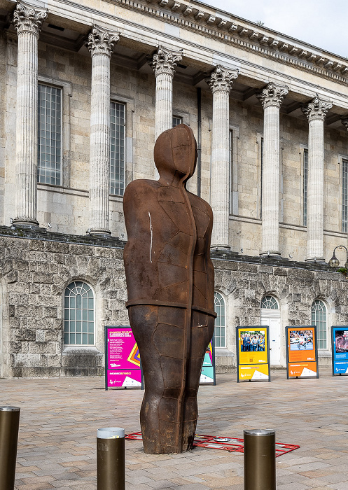 Birmingham Victoria Square: Kunstwerk Iron:Man Town Hall