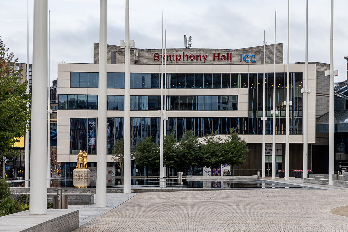 Birmingham Centenary Square: Symphony Hall Denkmal für Boulton, Watt und Murdoch