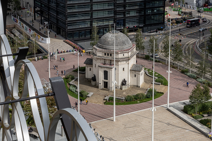 Blick von der Library of Birmingham: Centenary Square, Hall of Memory Centenary Way