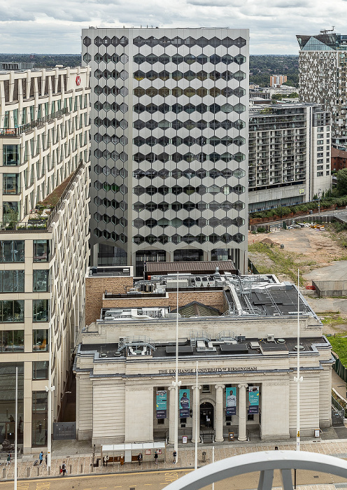 Blick von der Library of Birmingham: One Centenary Square (links), Three Arena Central (Mitte), ehem. Birmingham Municipal Bank Headquarters (unten) Birmingham