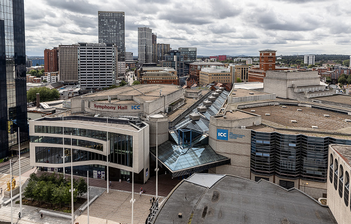 Blick von der Library of Birmingham: Symphony Hall (links), International Convention Centre (rechts), Birmingham Repertory Theatre (The Rep) (rechts unten) Birmingham