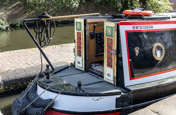 Birmingham and Fazeley Canal: Hausboot in Schleuse