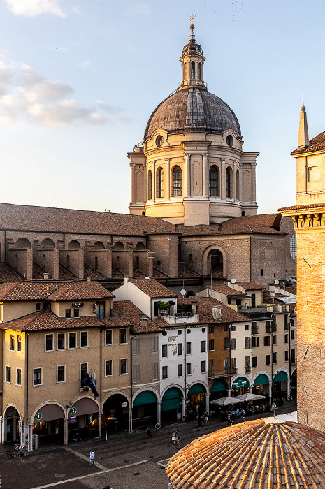 Mantua Blick vom Grand Hotel San Lorenzo: Centro storico mit Basilica Concattedrale di Sant'Andrea und Piazza delle Erbe Basilica di Sant'Andrea