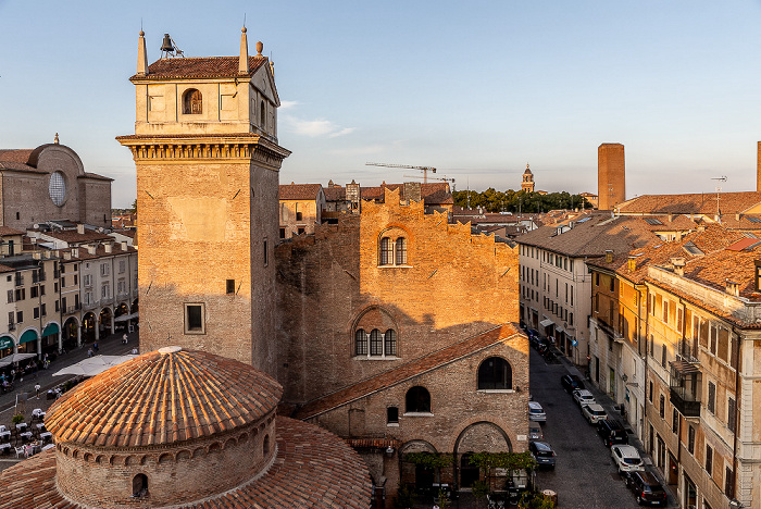 Blick vom Grand Hotel San Lorenzo: Centro storico mit Piazza delle Erbe, Torre dell'Orologio, Rotonda di San Lorenzo und Piazza Concordia Mantua