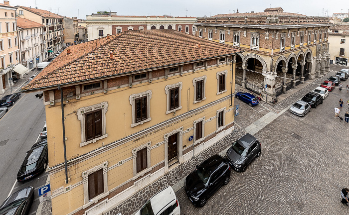 Blick vom Grand Hotel San Lorenzo: Camera di Commercio di Mantova (rechts) Mantua