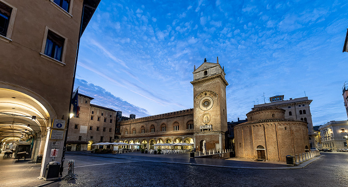 Piazza delle Erbe (v.l.): Palazzo della Ragione, Torre dell'Orologio und Rotonda di San Lorenzo Mantua