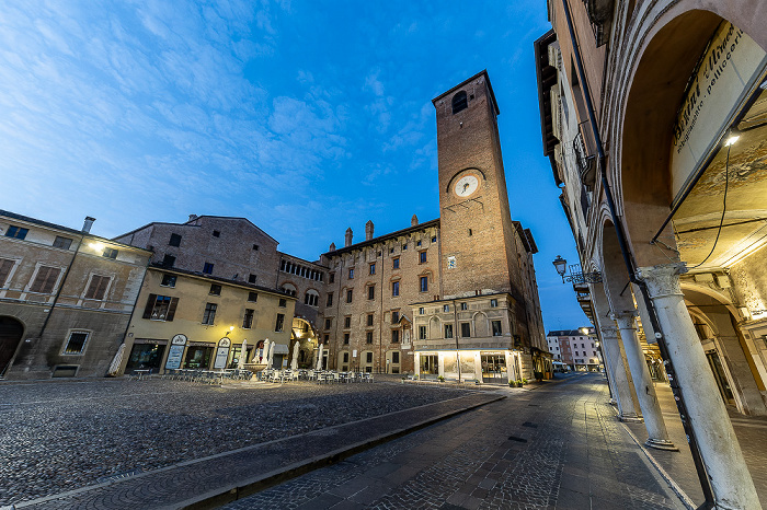 Piazza Broletto: Palazzo del Podestà und Torre del Broletto Mantua