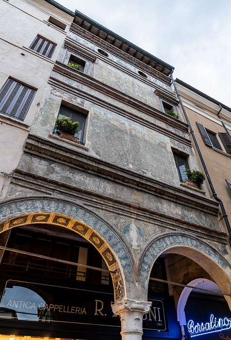 Piazza Guglielmo Marconi: Casa Viani Tallarico Mantua