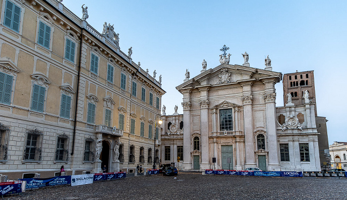 Piazza Sordello (v.l.): Palazzo Vescovile - Palazzo Bianchi und Duomo di Mantova (Cattedrale di San Pietro Apostolo) Mantua