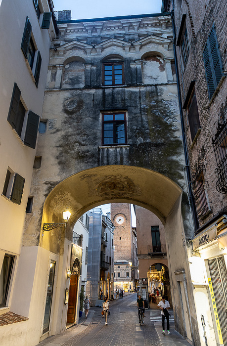 Mantua Via Broletto: Voltone di San Pietro Piazza Broletto Torre del Broletto
