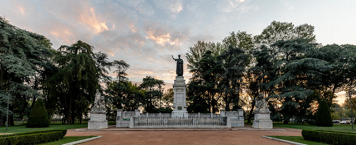 Piazza Virgiliana: Monumento a Virgilio Mantua