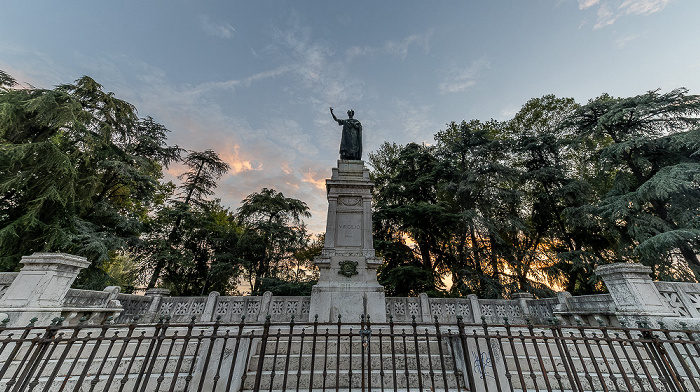 Mantua Piazza Virgiliana: Monumento a Virgilio