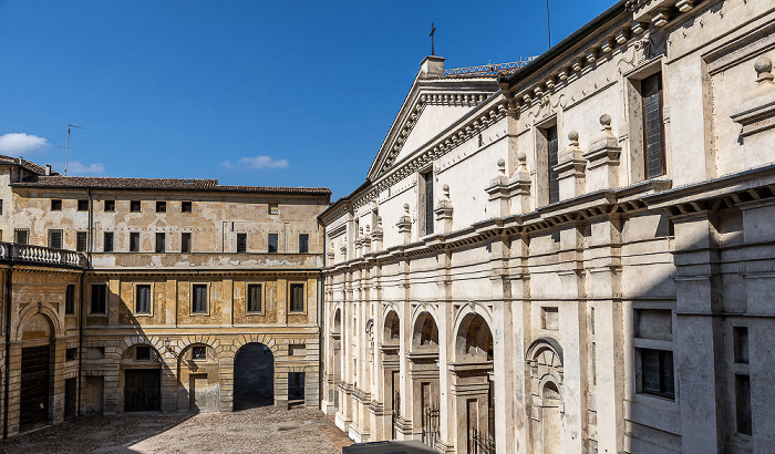 Mantua Palazzo Ducale: Piazza Santa Barbara und Basilica Palatina Santa Barbara (rechts)