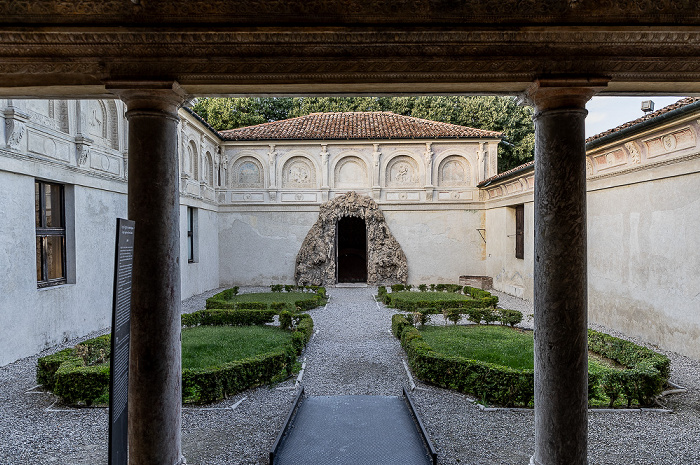 Palazzo Te: Blick von der Loggia del Giardino Segreto auf den Giardino segreto und die Grotta Mantua