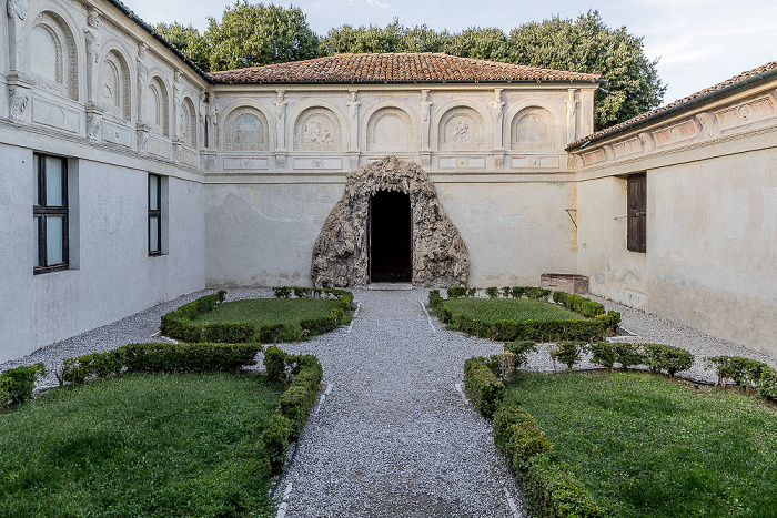 Mantua Palazzo Te: Giardino segreto, Grotta