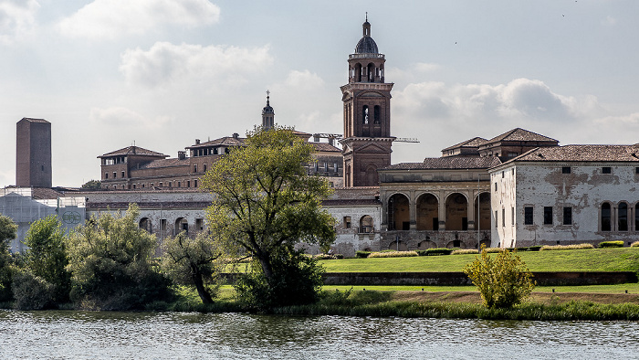 Lago Inferiore (Mincio), Centro storico mit den Giardini Marani, dem Torre degli Zuccaro, dem Palazzo Ducale (Herzogspalast) und der Basilica Palatina Santa Barbara Mantua