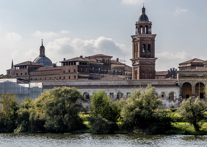 Mantua Lago Inferiore (Mincio), Centro storico mit den Giardini Marani, dem Palazzo Ducale (Herzogspalast) und der Basilica Palatina Santa Barbara Basilica di Sant'Andrea