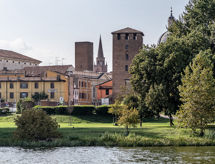 Mantua Lago Inferiore (Mincio), Centro storico mit den Giardini Marani, dem Torre dei Gambulini (links) und dem Torre di Sant'Alò Basilica di Sant'Andrea