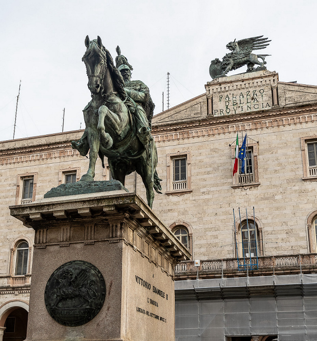 Piazza Italia: Statua di Vittorio Emanuele II, Palazzo della Provincia Perugia