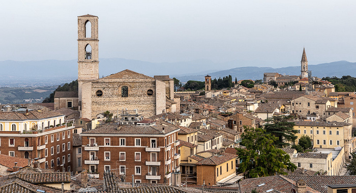 Blick vom Giardini Carducci: Basilica di San Domenico (links), Basilica di San Pietro Perugia