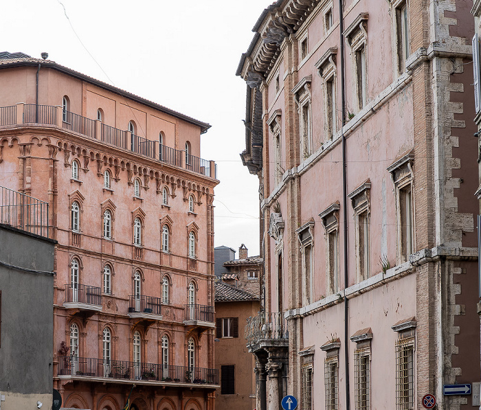 Piazza Francesco Morlacchi: Palazzo Bianchi (links), Facoltà di Lettere (rechts) Perugia