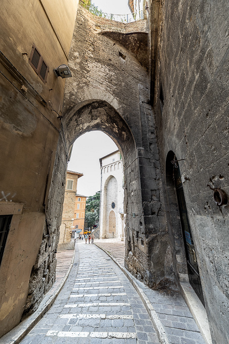 Perugia Via Sant'Ercolano mit dem Arco di Sant'Ercolano Chiesa di Sant'Ercolano