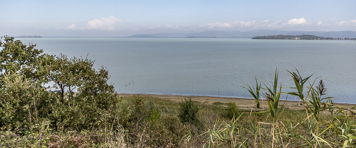 Lago Trasimeno (Trasimenischer See) mit der Isola Polvese (rechts) Parco del Lago Trasimeno