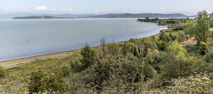 Lago Trasimeno (Trasimenischer See) mit der Isola Polvese (links oben) Parco del Lago Trasimeno