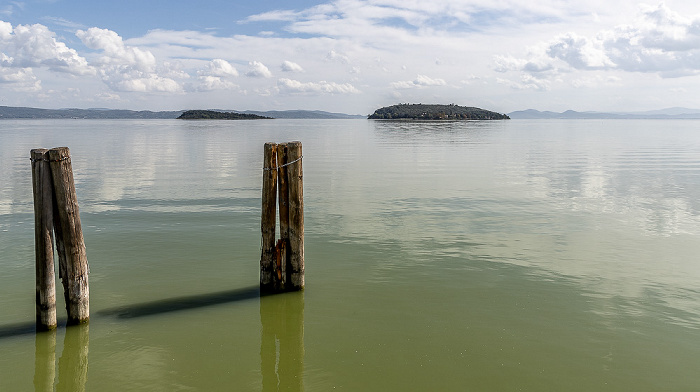 Lago Trasimeno (Trasimenischer See), Isola Minore (links), Isola Maggiore Tuoro sul Trasimeno