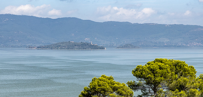 Castiglione del Lago Blick vom Palazzo della Corgna: Lago Trasimeno (Trasimenischer See) mit der Isola Maggiore (links) und der Isola Minore Rocca del Leone