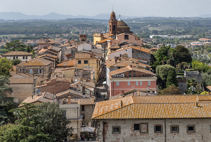 Blick von der Rocca del Leone: Centro storico mit dem Palazzo della Corgna (unten), der Via Vittorio Emanuele und der Chiesa di Santa Maria Maddalena Castiglione del Lago