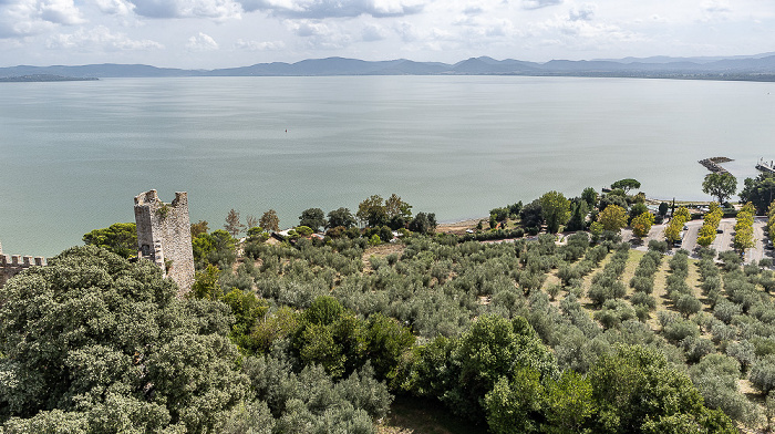 Rocca del Leone, Lago Trasimeno (Trasimenischer See) mit der Isola Polvese (links oben) Castiglione del Lago