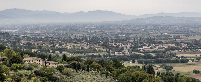 Blick von der Via Metastasio: Tal des Topino Assisi