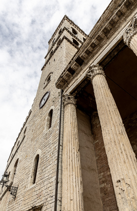 Piazza del Comune (v.r.): Chiesa di Santa Maria sopra Minerva, Torre del Popolo, Palazzo del Popolo Assisi